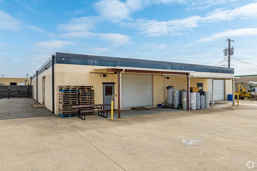 More Photos Of 11421 Chairman Dr, Dallas Light Distribution For Lease