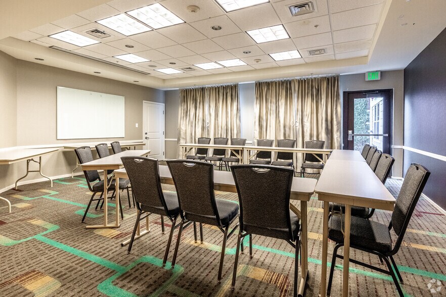 More Photos Of 4600 53rd St, Moline Hotel For Sale