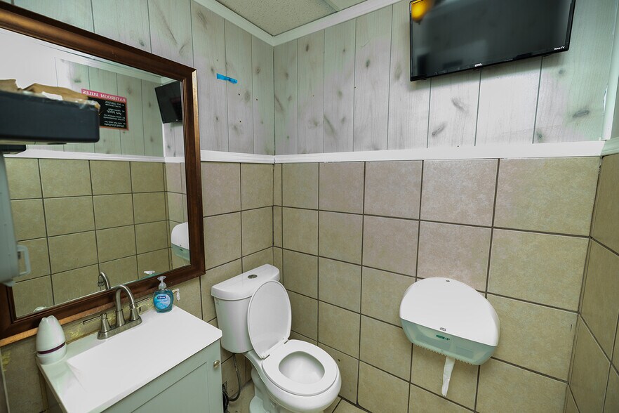 More Photos Of 212 W Harry St, Wichita Bar For Sale