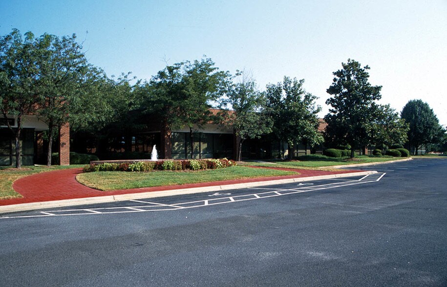 More Photos Of 301 McCullough Dr, Charlotte Unknown For Lease