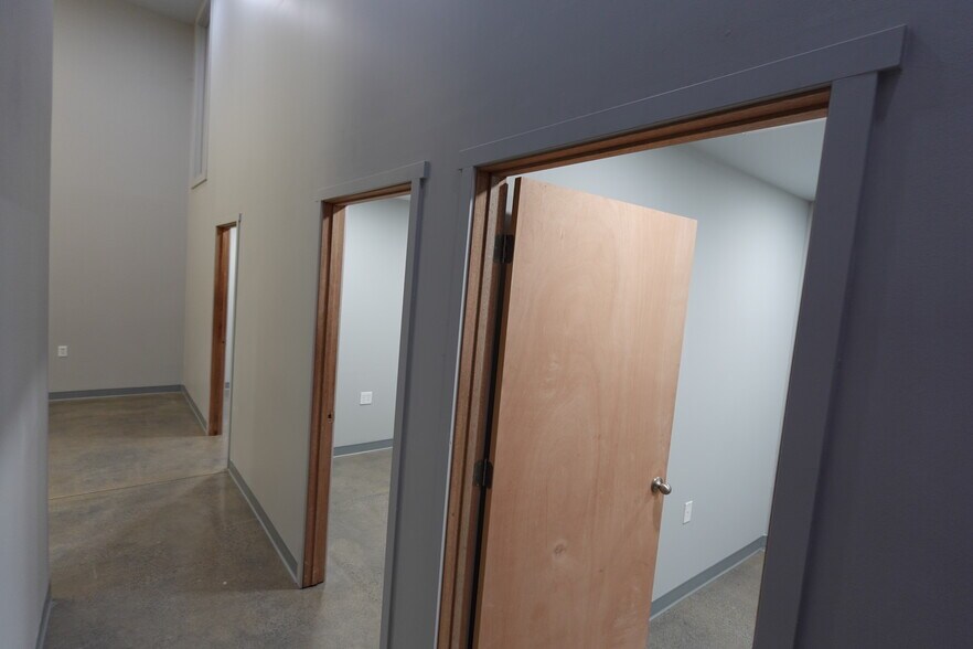 More Photos Of 6010-6012 E Trent Ave, Spokane Showroom For Lease