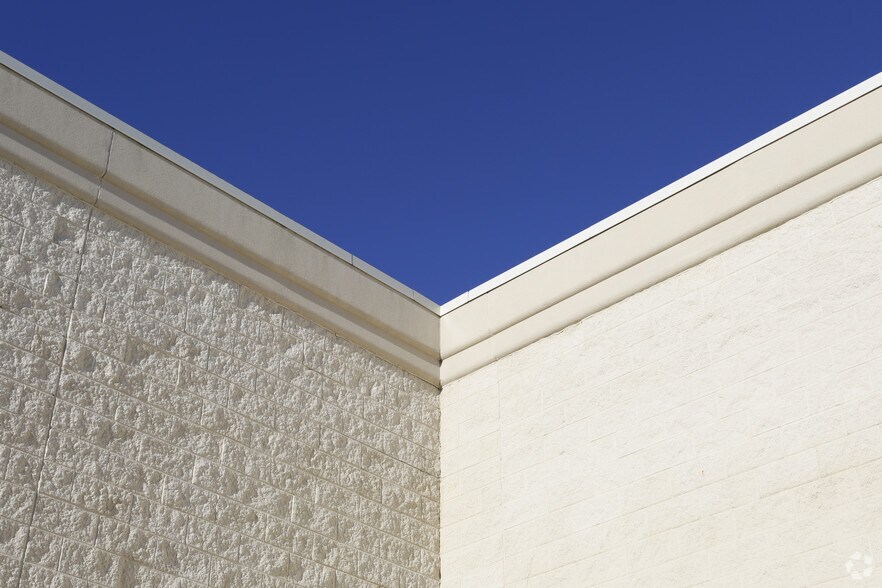 More Photos Of 5505-5688 S Harvey St, Muskegon Department Store For Lease