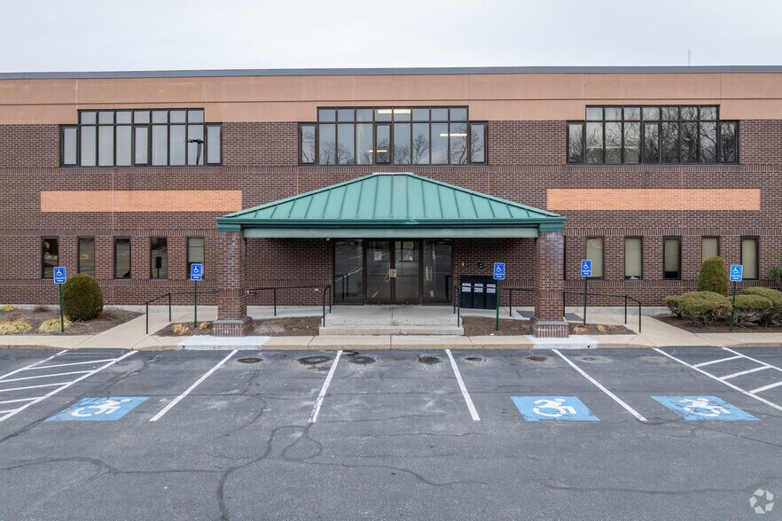 More Photos Of 6 Blackstone Valley Pl, Lincoln Medical For Lease