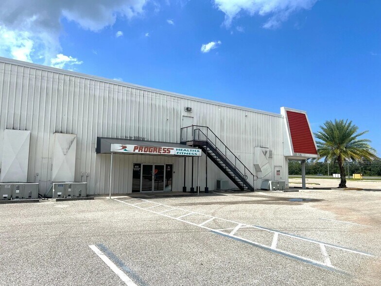 More Photos Of 4210 Commercial Way, Spring Hill General Retail For Sale