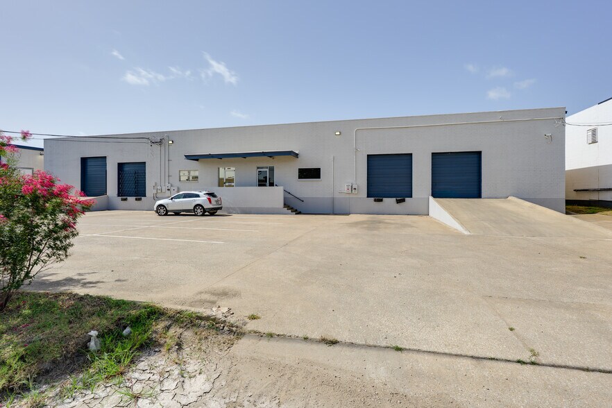 More Photos Of 3250-3254 International Pl, Irving Warehouse For Lease