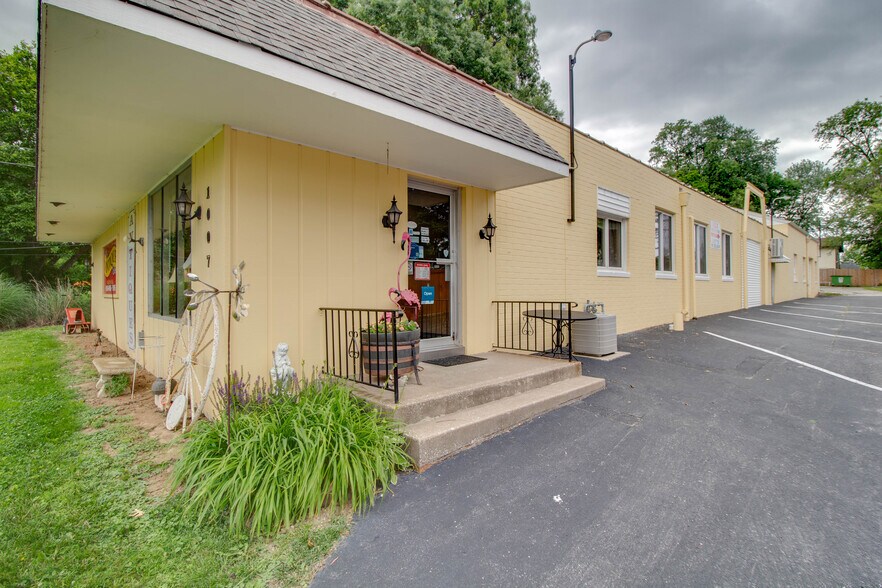 More Photos Of 1007 W Delmar Ave, Godfrey General Retail For Sale