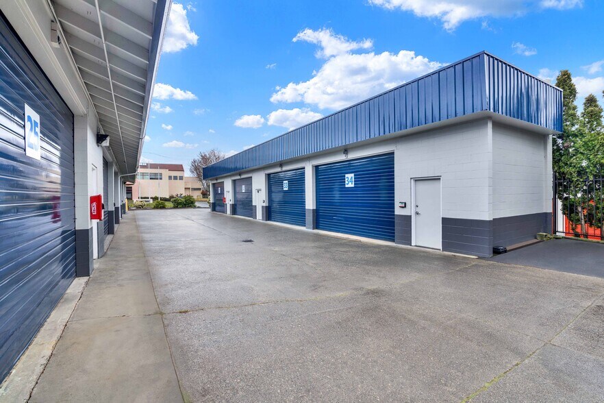 More Photos Of 2415 70th Ave W, University Place Self Storage For Lease