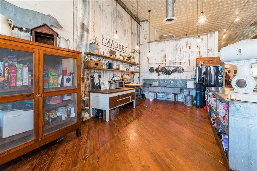 More Photos Of 306 W Main St, Denison Storefront For Sale