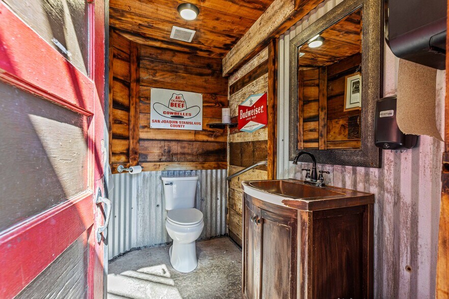 More Photos Of 30048 Yosemite Blvd, La Grange Bar For Sale