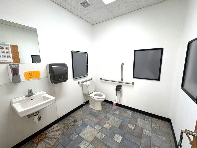 More Photos Of 601 Minnesota Ave, Walker General Retail For Lease