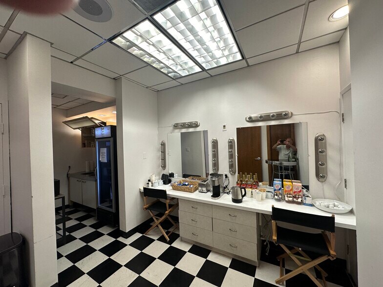 More Photos Of 11440 Ventura Blvd, Studio City Unknown For Lease