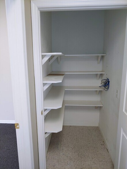 More Photos Of 8909 Regents Park Dr, Tampa Office Residential For Lease