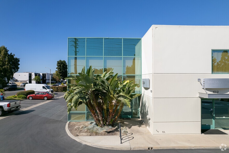 More Photos Of 15121 Graham St, Huntington Beach Light Manufacturing For Lease