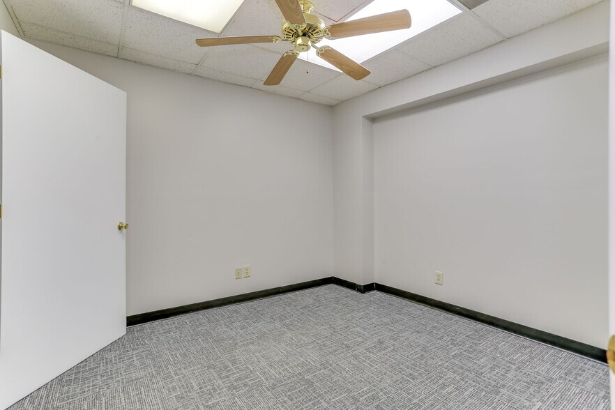 More Photos Of 1222 Executive Blvd, Chesapeake Showroom For Lease