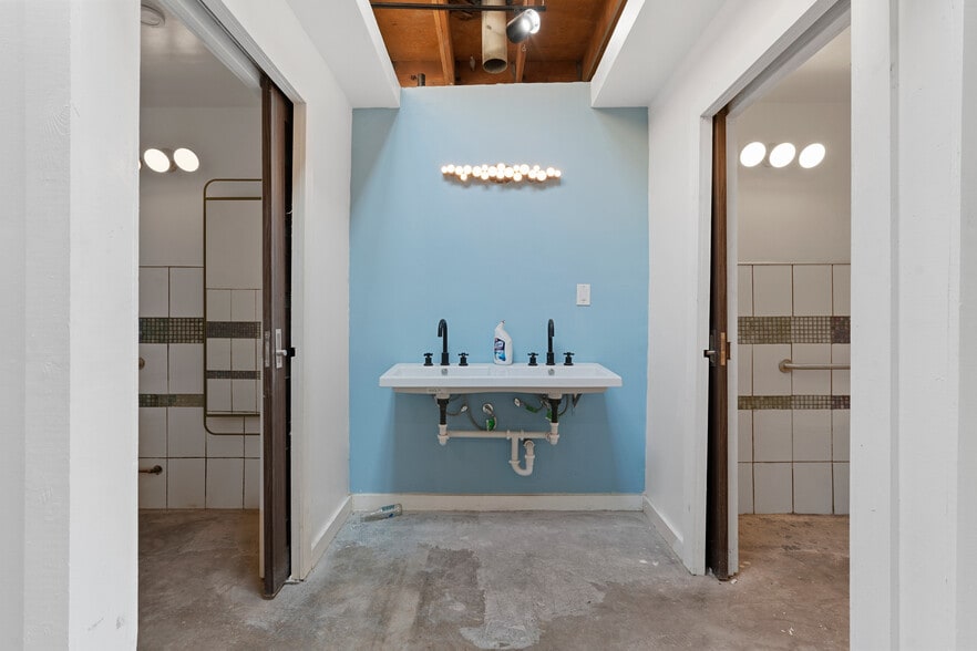 More Photos Of 5010 E Olympic Blvd, Los Angeles Warehouse For Sale