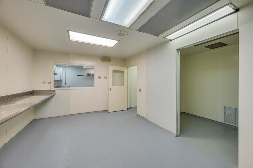 More Photos Of 174 NW 9th ave, Mulberry Distribution For Sale