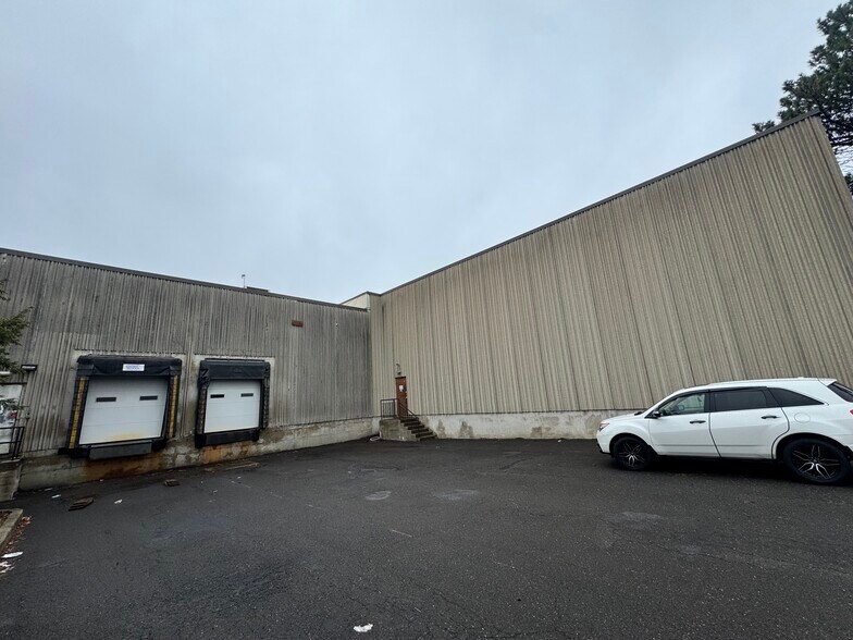 More Photos Of 133 Bauer Dr, Oakland Warehouse For Sale