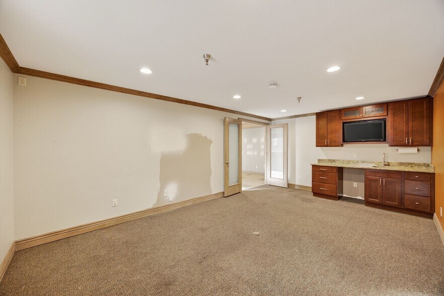 More Photos Of 2261 W Cornell Ave, Englewood Warehouse For Lease