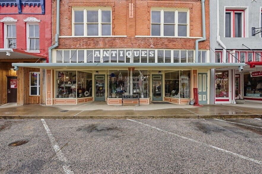 More Photos Of 321 N Main St, Bonham General Retail For Sale
