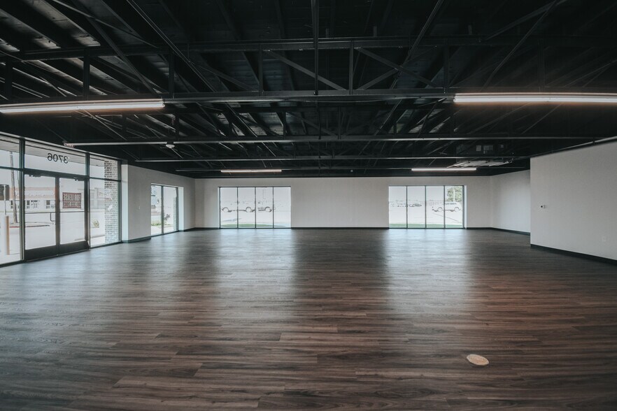 More Photos Of 3706 N Navarro St, Victoria Storefront For Lease