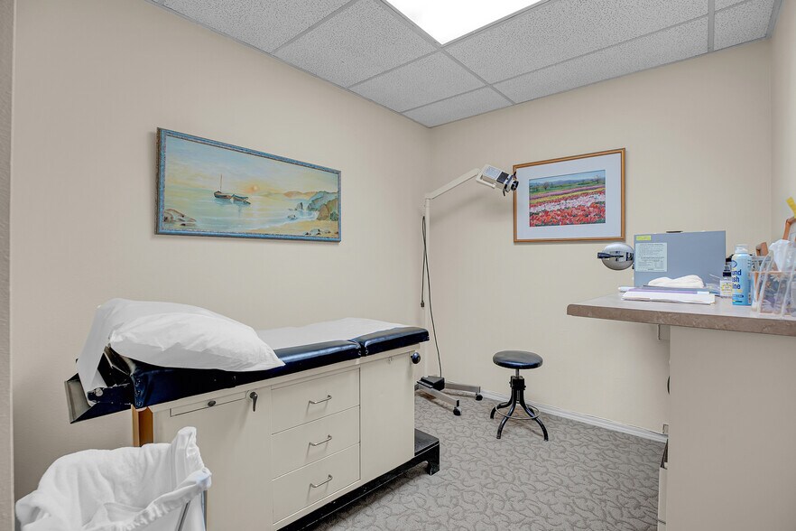 More Photos Of 11030 SW Capitol Hwy, Portland Medical For Lease