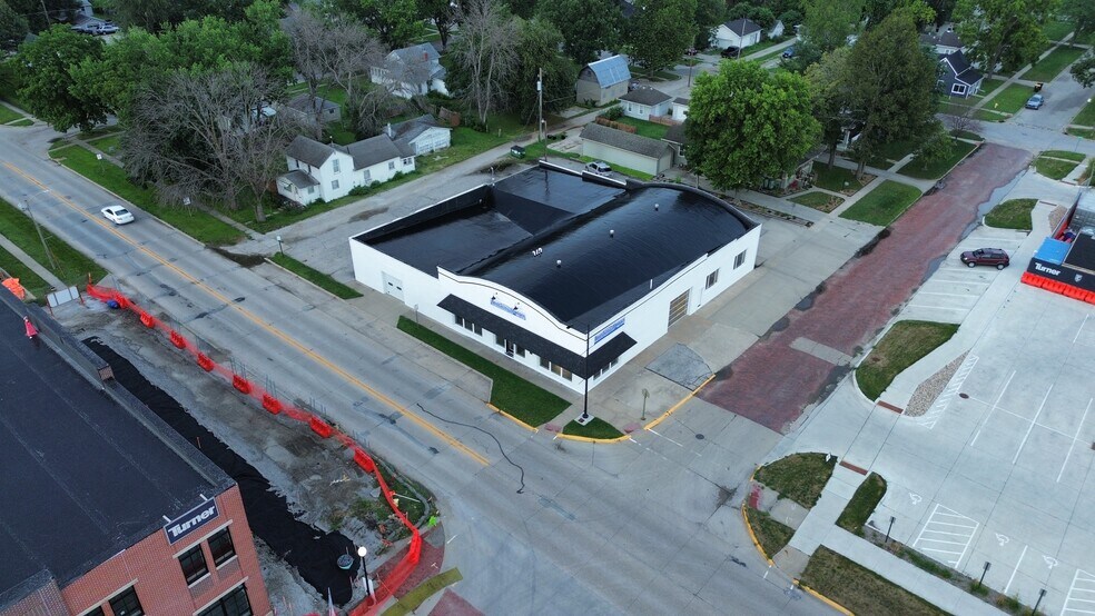 More Photos Of 202 Nile Kinnick Dr N, Adel Freestanding For Sale