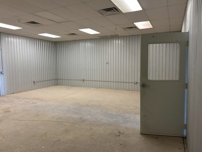 More Photos Of 2086 Oil Mill Rd, Pecos Warehouse For Lease