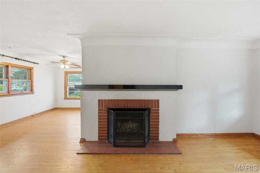More Photos Of 5912 N Belt W, Belleville Flex For Sale