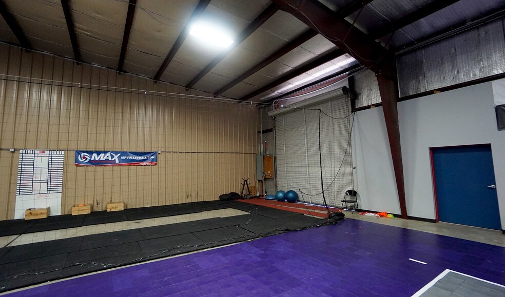 More Photos Of 18 Indian Meadows Dr, Round Rock Warehouse For Lease