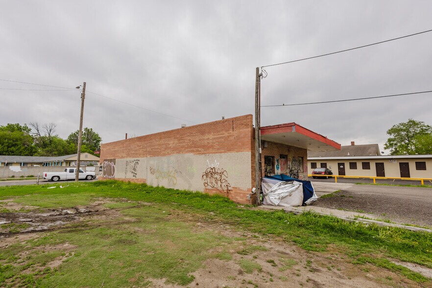 More Photos Of 2033 S Broadway St, Wichita Bar For Sale