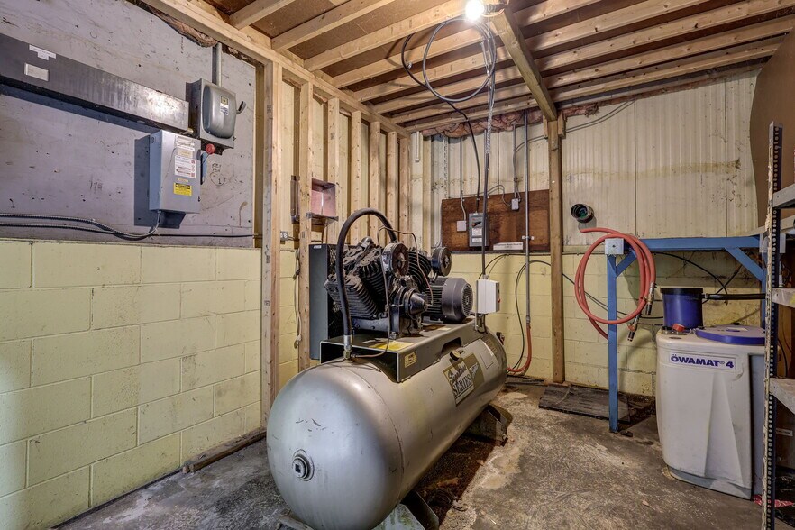 More Photos Of 620 Ireland Rd, Norfolk Manufacturing For Lease