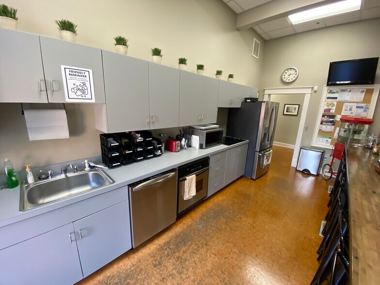 More Photos Of 2 N College Ave, Fayetteville Office For Lease