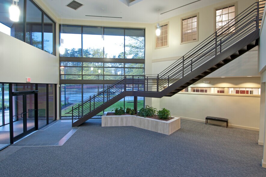 More Photos Of 94 New Karner Rd, Albany Office For Lease