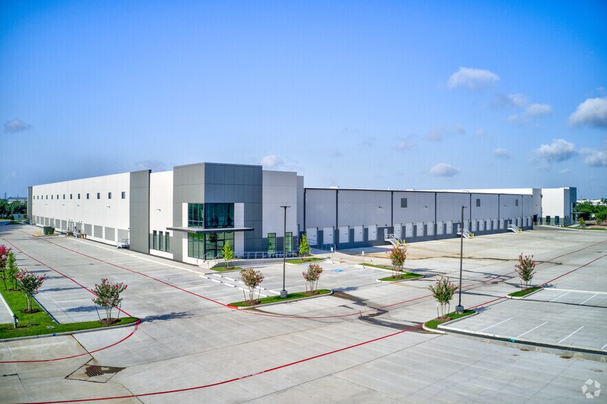 More Photos Of 12520 W Airport Blvd, Sugar Land Distribution For Lease