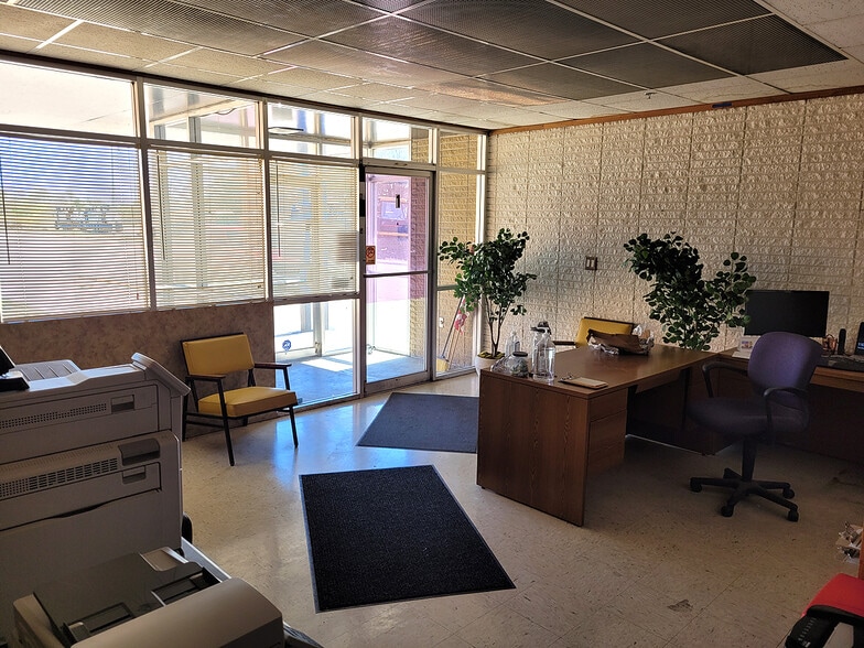 More Photos Of 1 S Lorraine St, Hutchinson Light Manufacturing For Sale