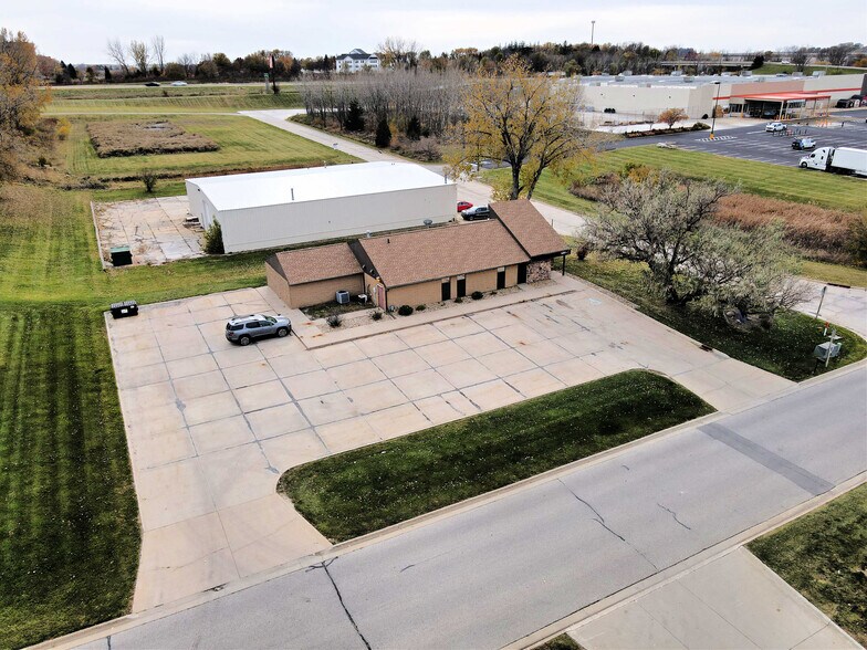 More Photos Of 1210 Southtown Dr, Waterloo Office For Sale