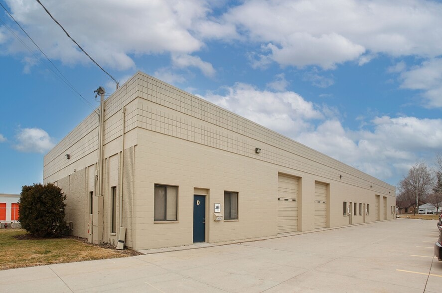 Primary Photo Of 360 E Maple Rd, Troy Light Distribution For Lease