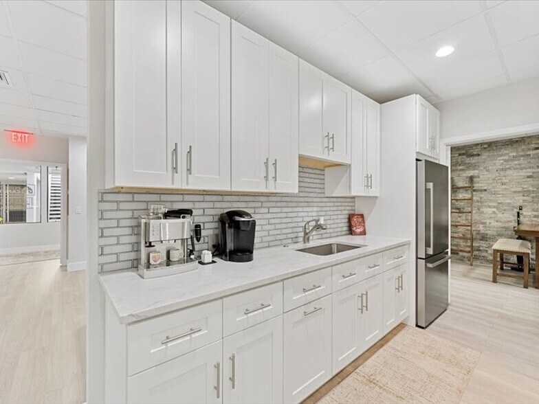 More Photos Of 2295 NW Corporate Blvd, Boca Raton Office Residential For Lease