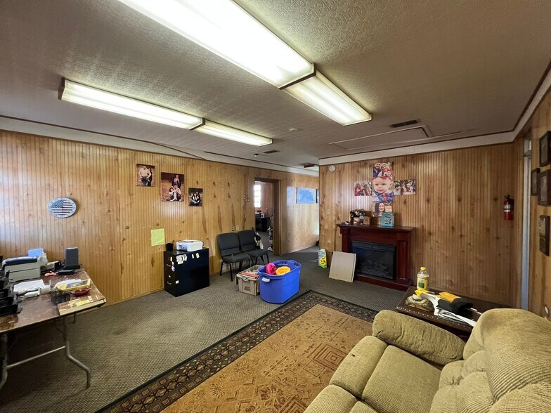 More Photos Of 3226 N Main St, Cleburne Warehouse For Lease