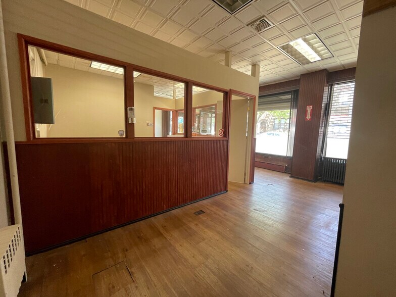 More Photos Of 4716 44th St, Woodside Storefront Retail Office For Lease