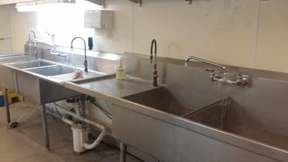 More Photos Of 1910-1920 5th St, Davis Light Manufacturing For Sale