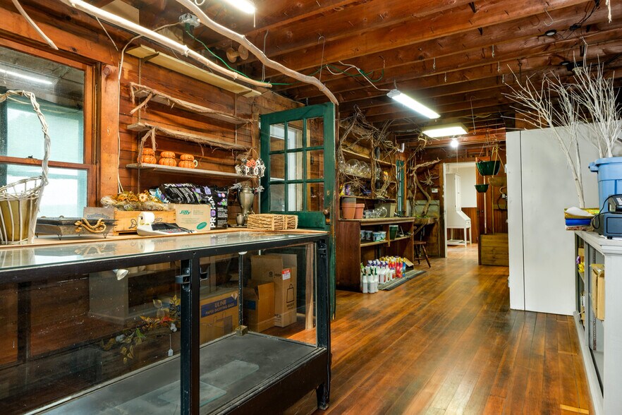 More Photos Of 265 Main St, Delhi Garden Center For Sale