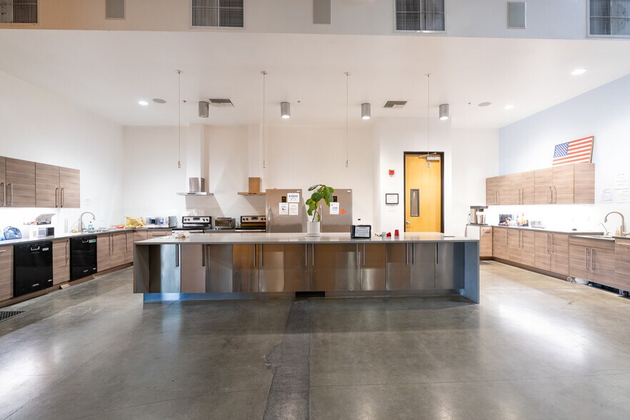 More Photos Of 2710 Media Center Dr, Los Angeles Research And Development For Lease