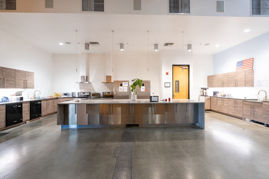 More Photos Of 2710 Media Center Dr, Los Angeles Research And Development For Lease