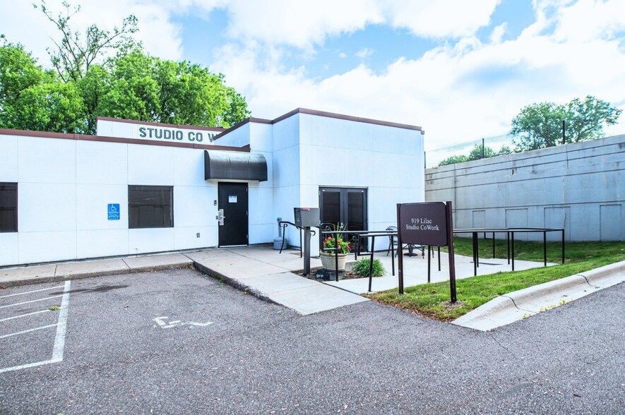 Primary Photo Of 919 Lilac Dr N, Golden Valley Coworking Space