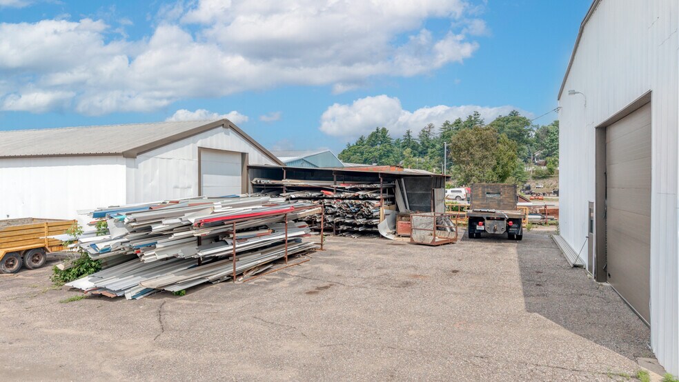 More Photos Of 1333 Jackson St, Iron Mountain Industrial For Sale