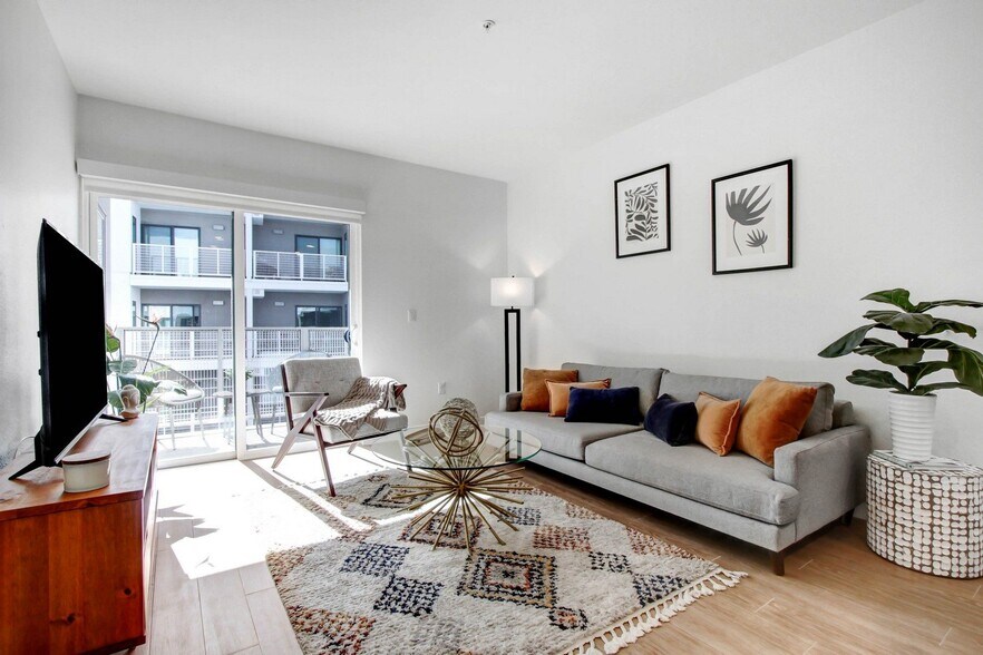 More Photos Of 6625 Reseda Blvd, Reseda Apartments For Lease