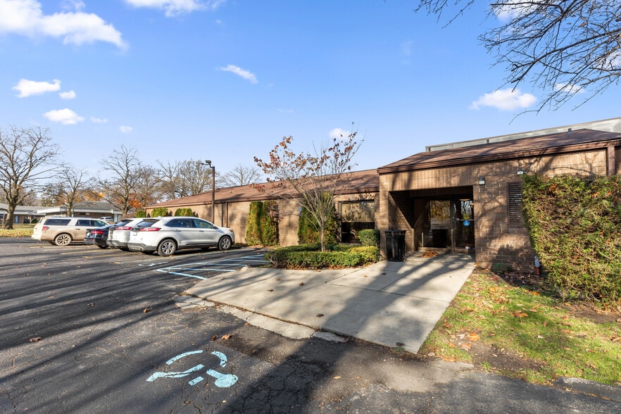 More Photos Of 28711 8 Mile Rd, Livonia Medical For Lease