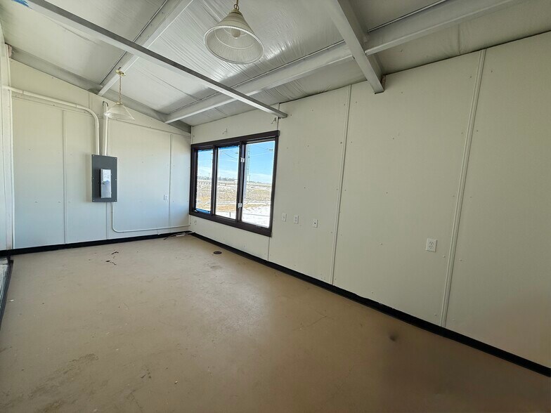 More Photos Of 6549 Interstate 35, Valley View Unknown For Lease