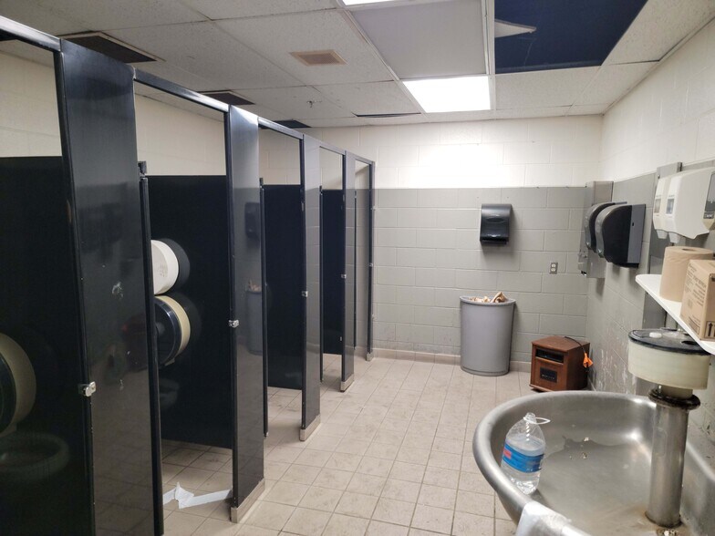 More Photos Of 917 Liechty Rd, Berne Office For Lease